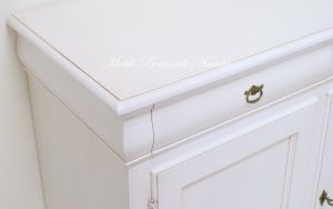 Classic style wooden sideboard with 3 doors and 3 drawers in antique white finish